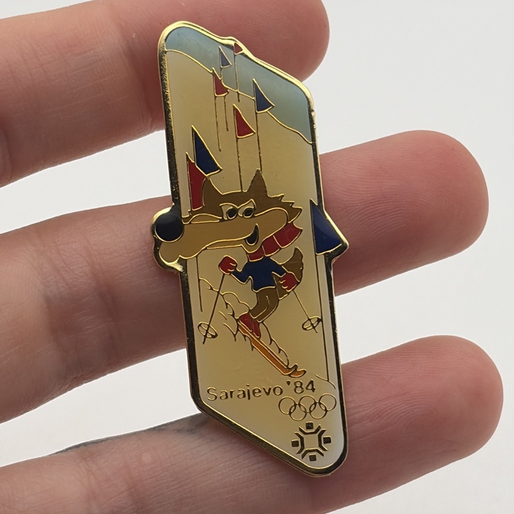 1984 Sarajevo Winter Olympic Games Vucko Wolf Ski Slalom Lapel Hat Pin
